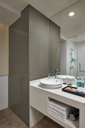 Combined shower/bathtub, deep-soaking bathtub, eco-friendly toiletries