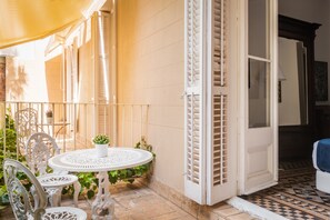 Dobbelt- eller tomannsrom, terrasse | Minibar, safe på rommet, wi-fi (inkludert) og sengetøy