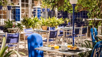 Desayuno buffet diario (EUR 12 por persona)