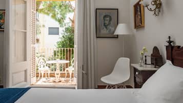 Kamer, 1 twee- of 2 eenpersoonsbedden, terras | Een minibar, een kluis op de kamer, gratis wifi, beddengoed