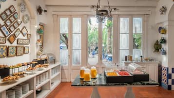 Desayuno buffet diario (EUR 12 por persona)