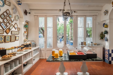 Daily buffet breakfast for a fee. Hotel Medium Renaixença