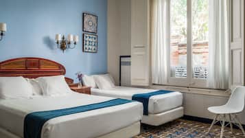Habitación triple | Minibar, caja fuerte, wifi gratis y ropa de cama