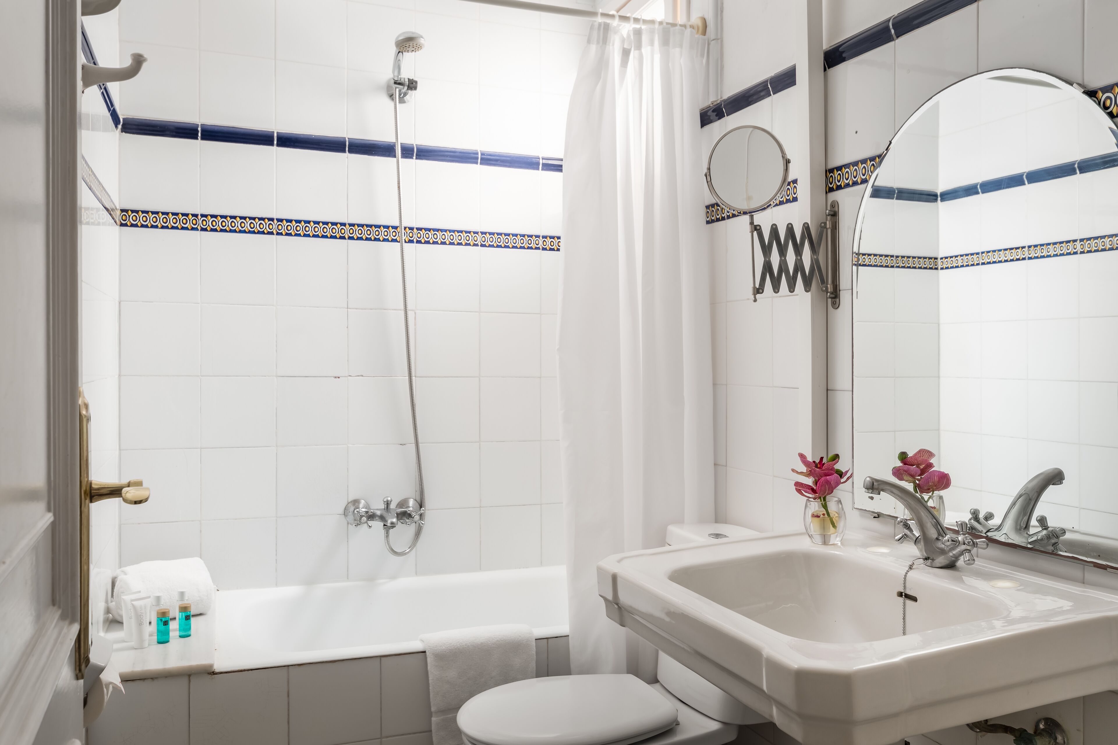 bathtub, eco-friendly toiletries, hair dryer, towels