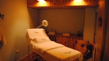 Parihoitohuone(ita), sauna, höyrysauna, vartalohoitoja, aromaterapiaa