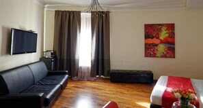 Family Room | Minibar, in-room safe, desk, free WiFi - The Classic Roma (Rome)