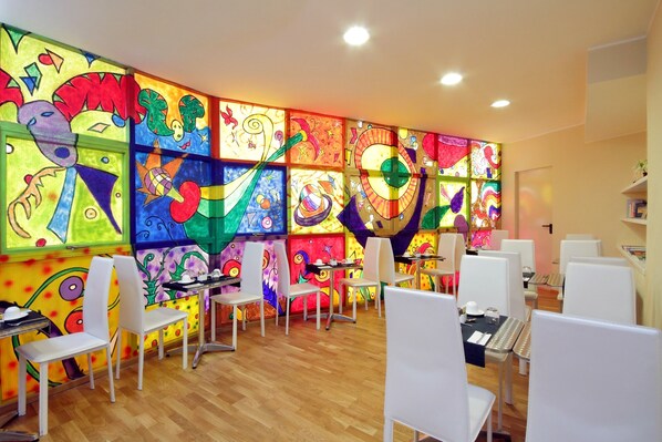 Daily continental breakfast (EUR 8 per person)
