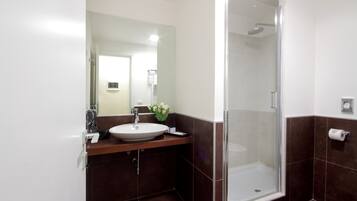 Superior Double Room | Bathroom | Shower, free toiletries, hair dryer, slippers