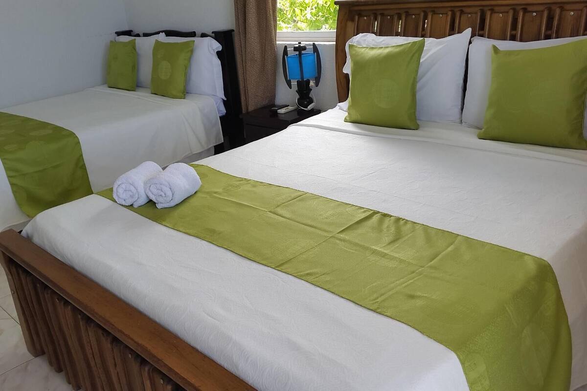 Caja de seguridad en la habitación, wifi gratis y ropa de cama 