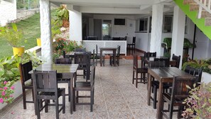 Outdoor dining - Posada Enilda (Providencia)