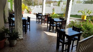 Outdoor dining - Posada Enilda (Providencia)