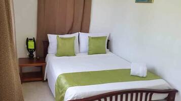 Habitación doble estándar, 1 cama matrimonial | Caja de seguridad en la habitación, wifi gratis y ropa de cama