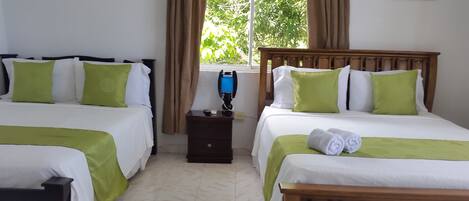 Habitación cuádruple estándar, varias camas | Caja de seguridad en la habitación, wifi gratis y ropa de cama