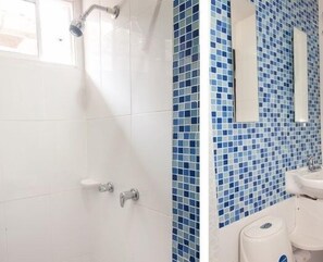 Standard-Dreibettzimmer, 1 Schlafzimmer | Badezimmer | Regendusche, kostenlose Toilettenartikel, Haartrockner, Handtücher