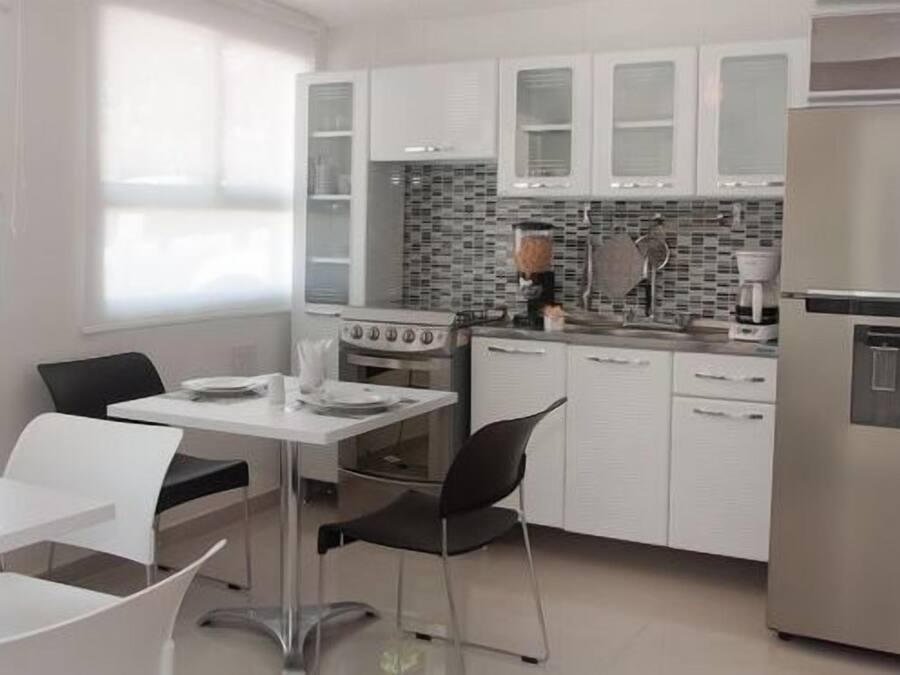 Daily continental breakfast (COP 10000 per person)