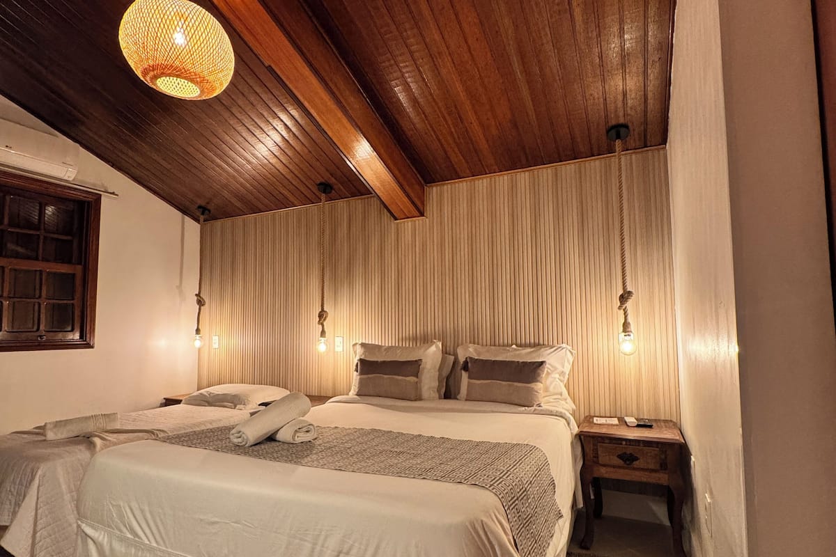 Quarto Luxo com Hidro | Minibar, blackout drapes, WiFi (free), individually decorated