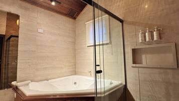 Quarto Luxo com Hidro | Baño | Artículos de higiene personal gratuitos, secador de pelo y albornoces