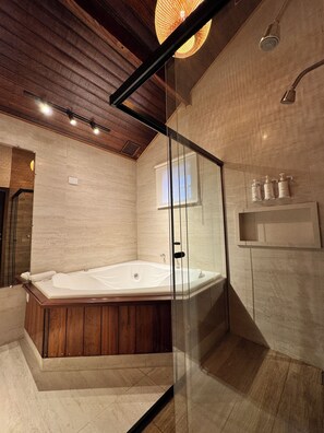 Quarto Luxo com Hidro | Badezimmer | Kostenlose Toilettenartikel, Haartrockner, Bademäntel, Handtücher
