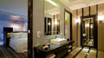 Máy sấy tóc, khăn tắm, dầu gội, giấy vệ sinh