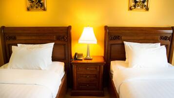 Habitación con 2 camas individuales | Minibar, caja fuerte, escritorio y tabla de planchar con plancha