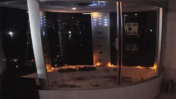 Presidential Suite | Bathroom shower