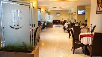 Desayuno completo gratuito y diario