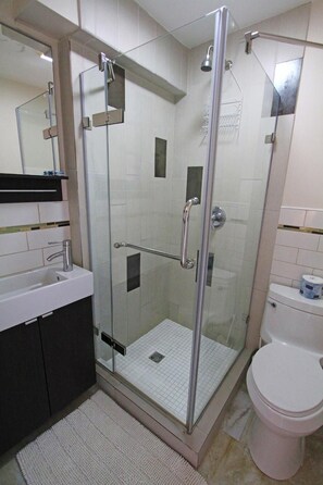 Articles de toilette gratuits, sèche-cheveux, serviettes fournies