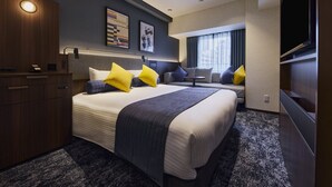 Una habitación de hotel moderna con una cama grande, un escritorio, un sofá y un televisor.