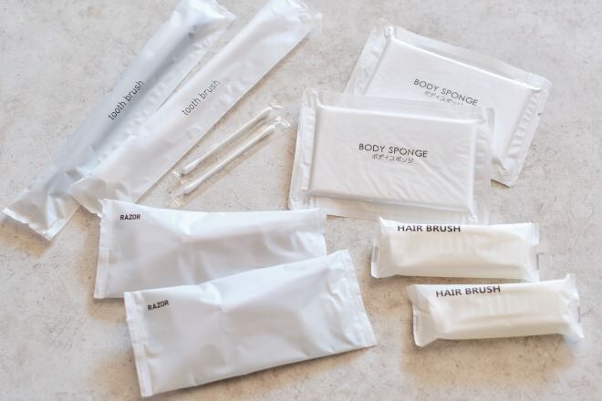 Ensemble douche/baignoire, articles de toilette gratuits, sèche-cheveux