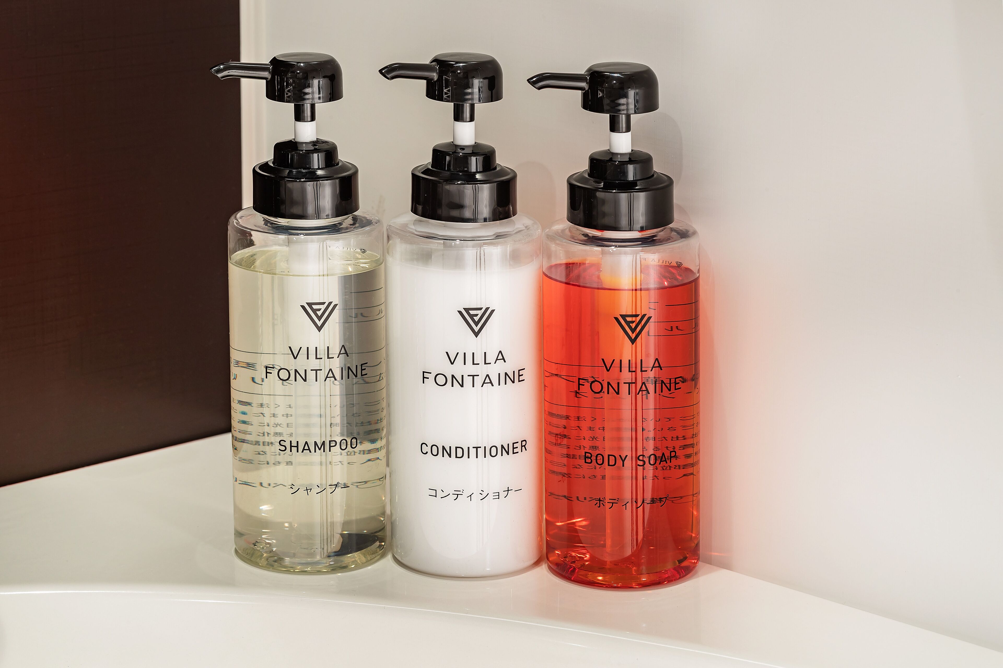 combined shower/bathtub, free toiletries, hair dryer, slippers