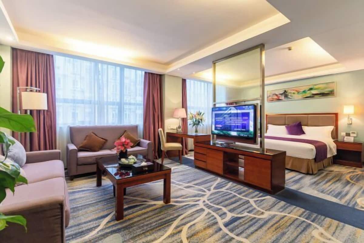 In-room safe, desk, soundproofing, free WiFi