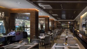 Un restaurant au décor moderne, agrémenté d’éléments en bois et doté d’un espace bar.
