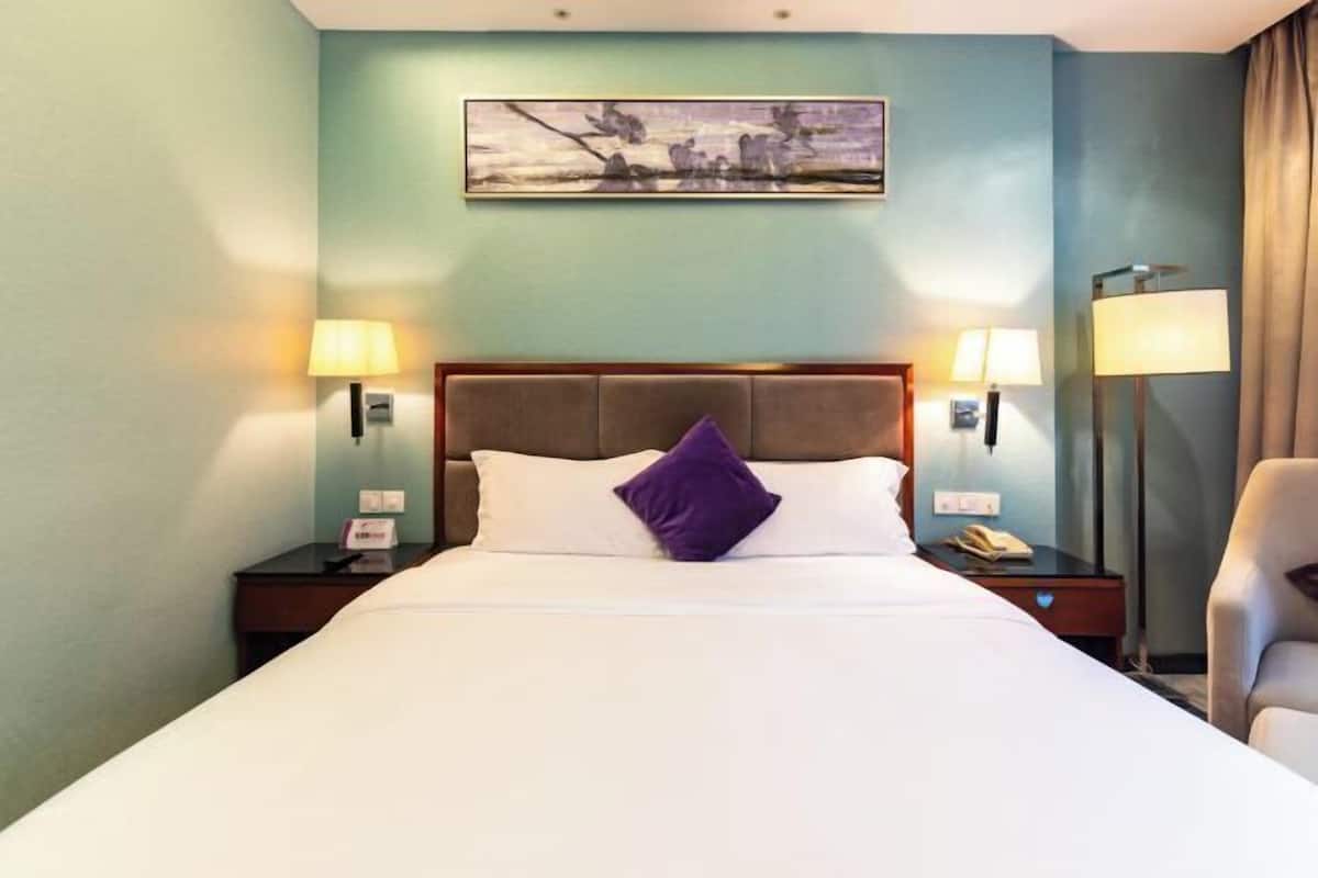 In-room safe, desk, soundproofing, free WiFi