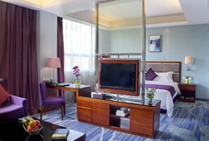 Business Suite, 1 Queen Bed | In-room safe, desk, soundproofing, free WiFi - Sentosa Hotel Majialong Branch (Shenzhen)