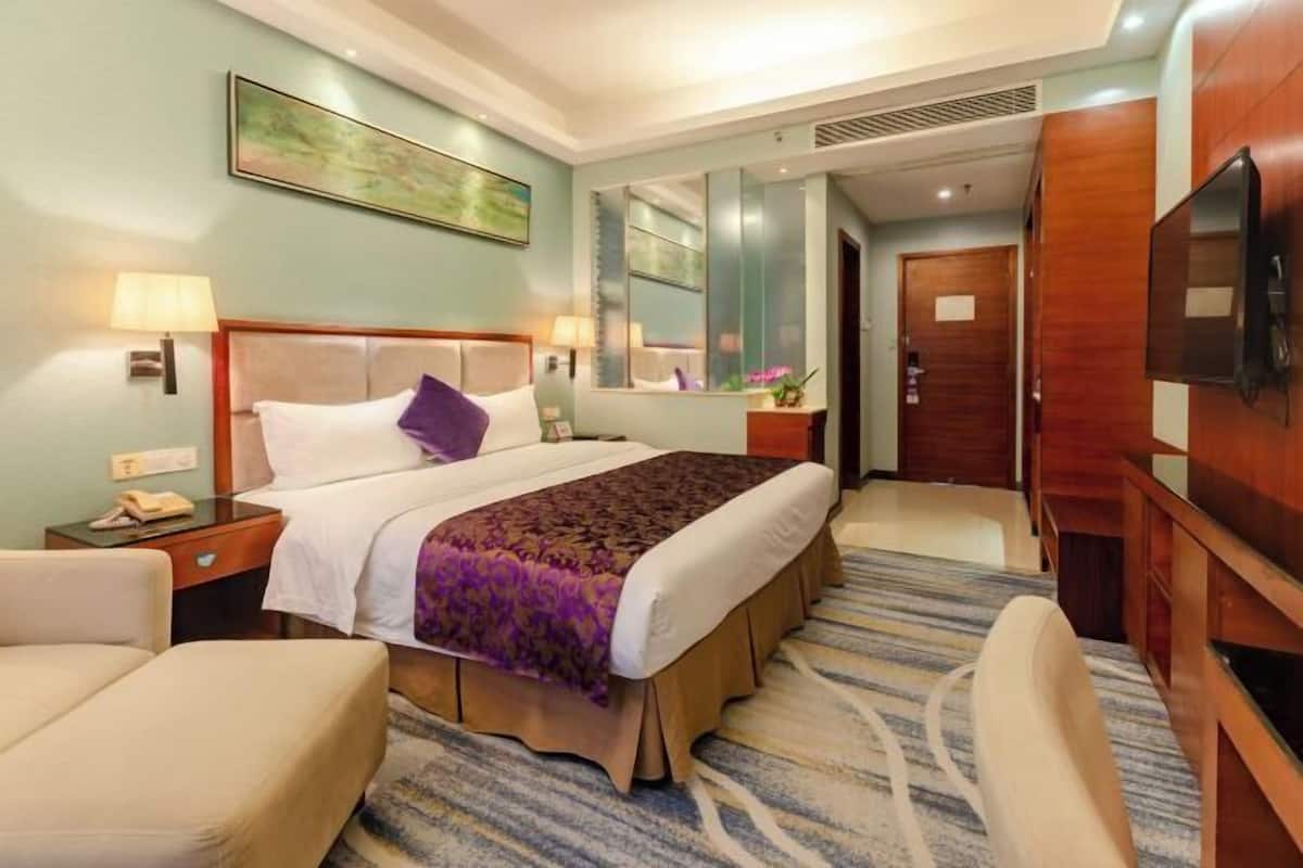 In-room safe, desk, soundproofing, free WiFi