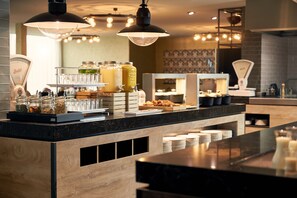 Ein reichhaltiges Frühstücksbuffet mit Speisen und Getränken.