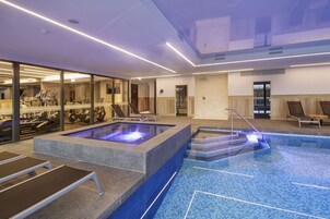 室内游泳池，日光浴躺椅