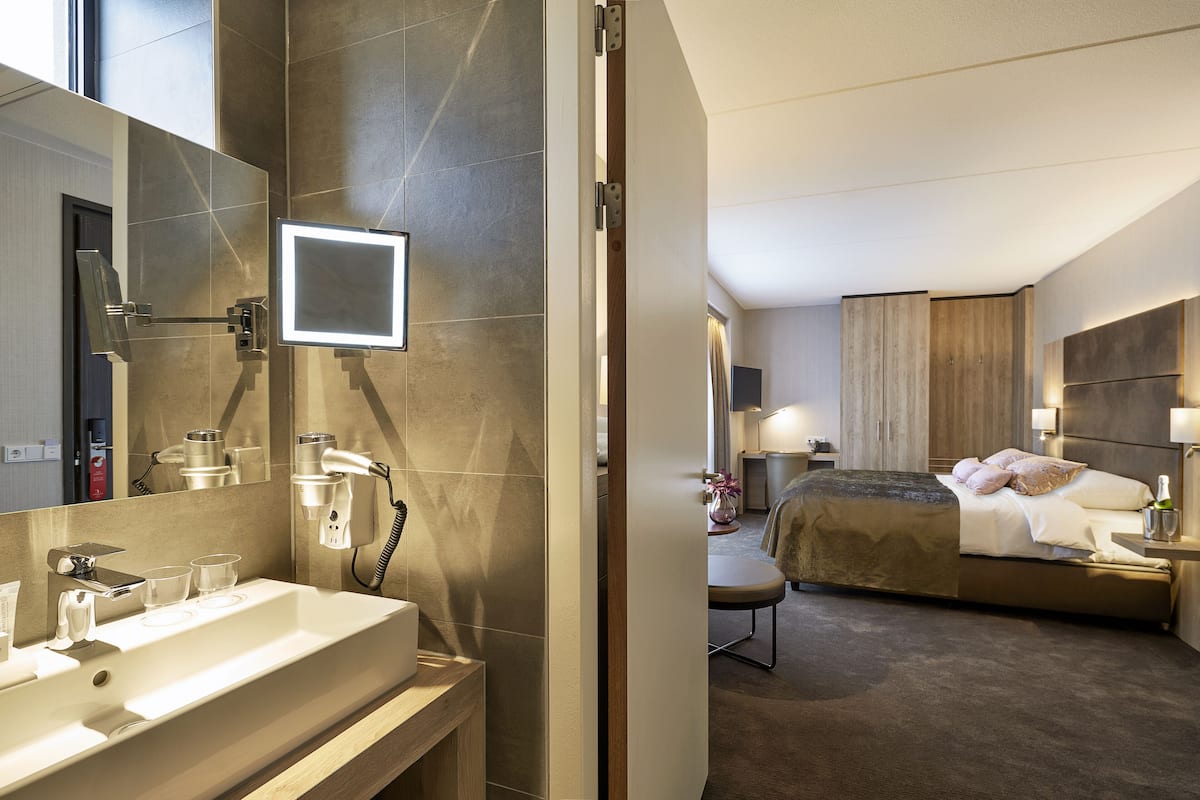 standard room | in-room safe, desk, cots/infant beds, free wifi