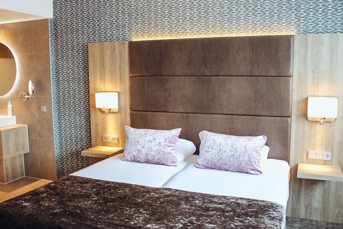 comfort double room, 2 single beds, non smoking (open bathroom) | in-room safe, desk, cots/infant beds, free wifi