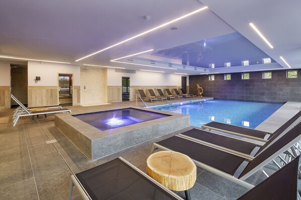 Inomhuspool och solstolar