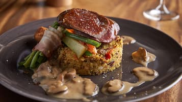 Een verfijnd gerecht met diverse ingrediënten op een donker bord.
