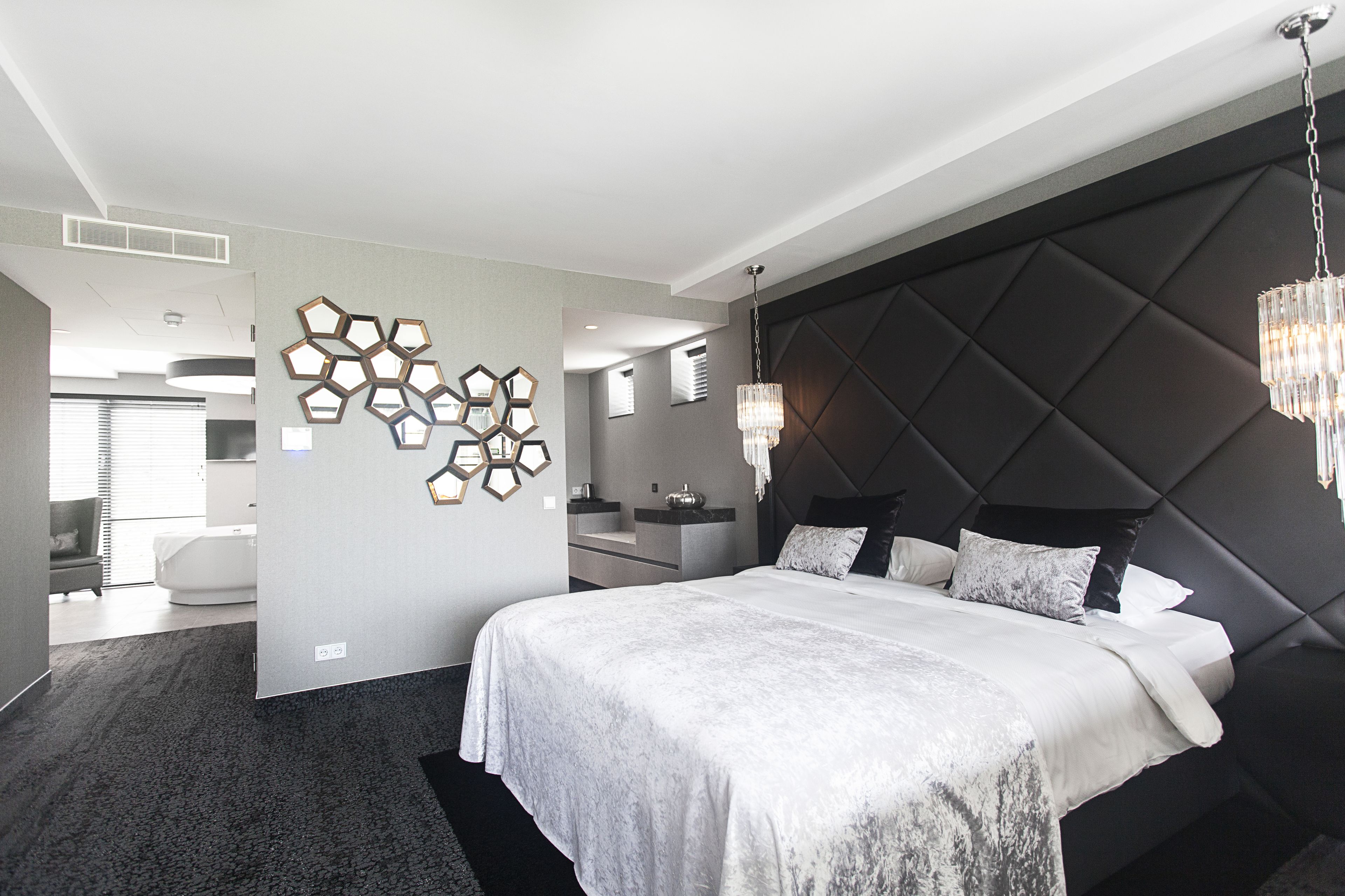 theme suite | in-room safe, desk, cots/infant beds, free wifi