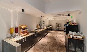 Petit déjeuner complet compris tous les jours