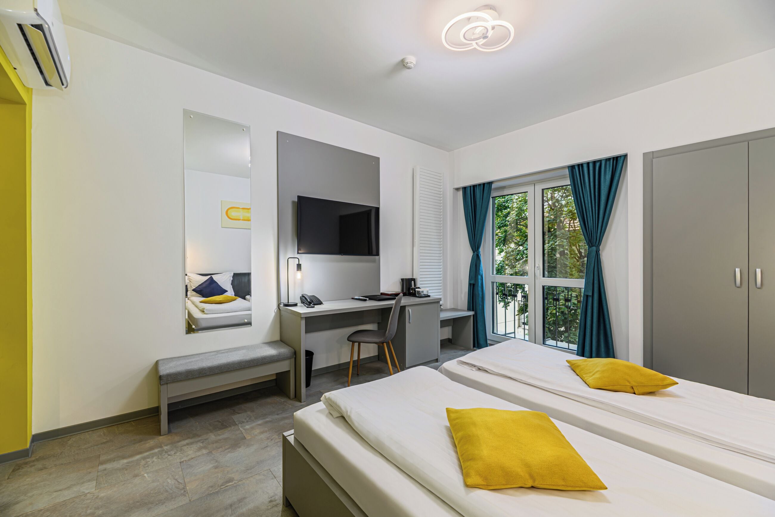 Une chambre d’hôtel équipée d’un lit, d’un bureau, d’une chaise et d’une armoire.