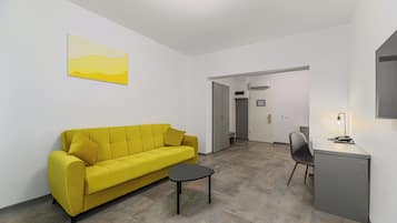 Business Studio Suite | Minibar, in-room safe, desk, laptop workspace
