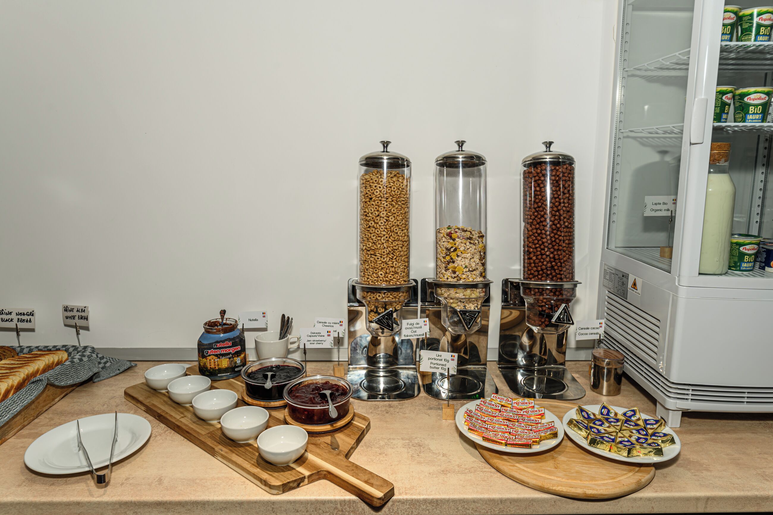 Un bufé de desayuno con diversos alimentos y acompañamientos.