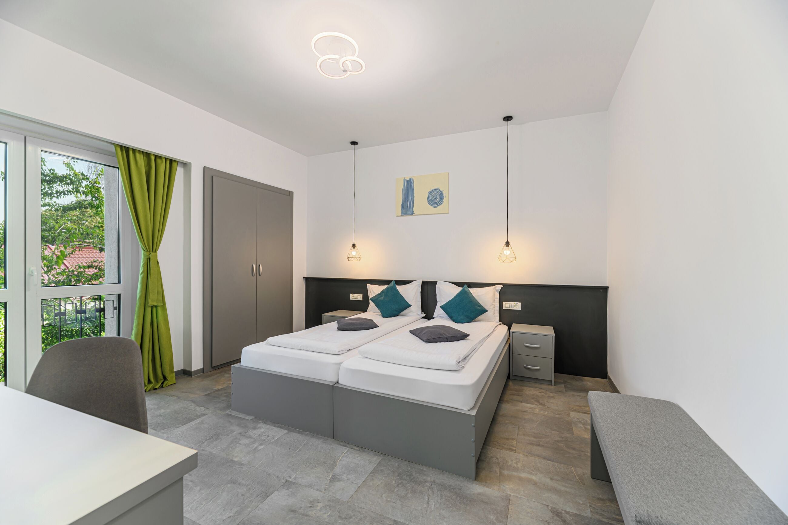 Studio Business | Minibar, värdeförvaringsskåp på rummet och skrivbord