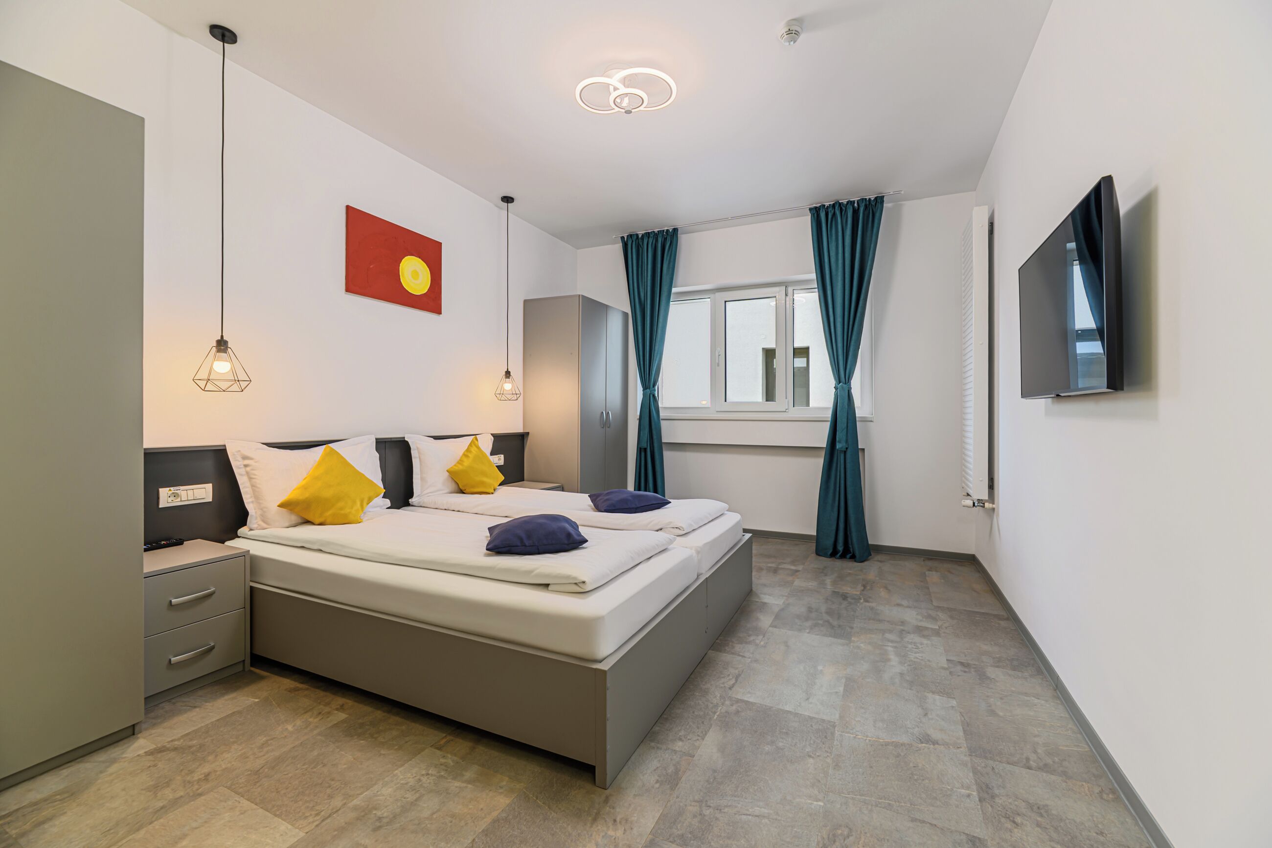 Studiosvit Business | Minibar, värdeförvaringsskåp på rummet och skrivbord