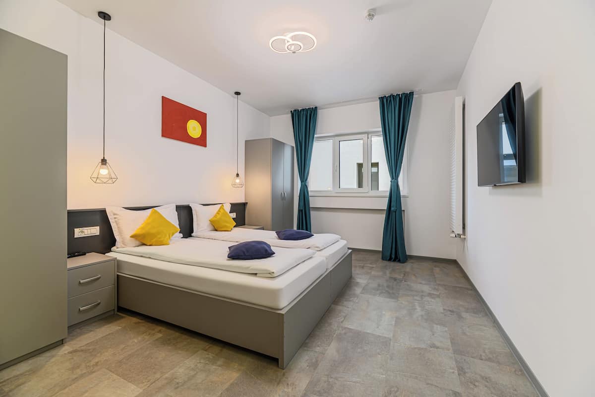 Business Studio Suite | Minibar, in-room safe, desk, laptop workspace