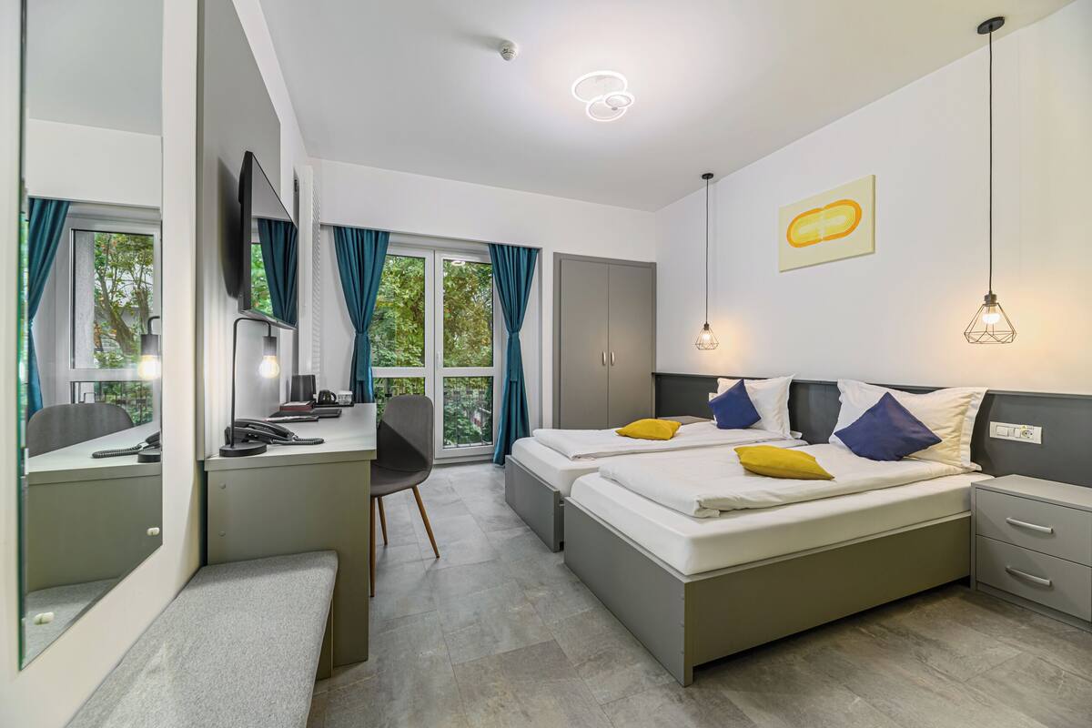 Standaard Twin kamer | Een minibar, een kluis op de kamer, een bureau, een laptopwerkplek